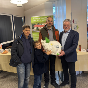 Mehr über den Artikel erfahren ✨ Spendenaktion am 1. Advent               Am 1. Advent haben wir  ein Adventsfenster an unserem Röschenhof im Stühlinger Ortsteil Wangen gestaltet und gemeinsam mit vielen Gästen eine wunderschöne, gemütliche Adventsstimmung erlebt.